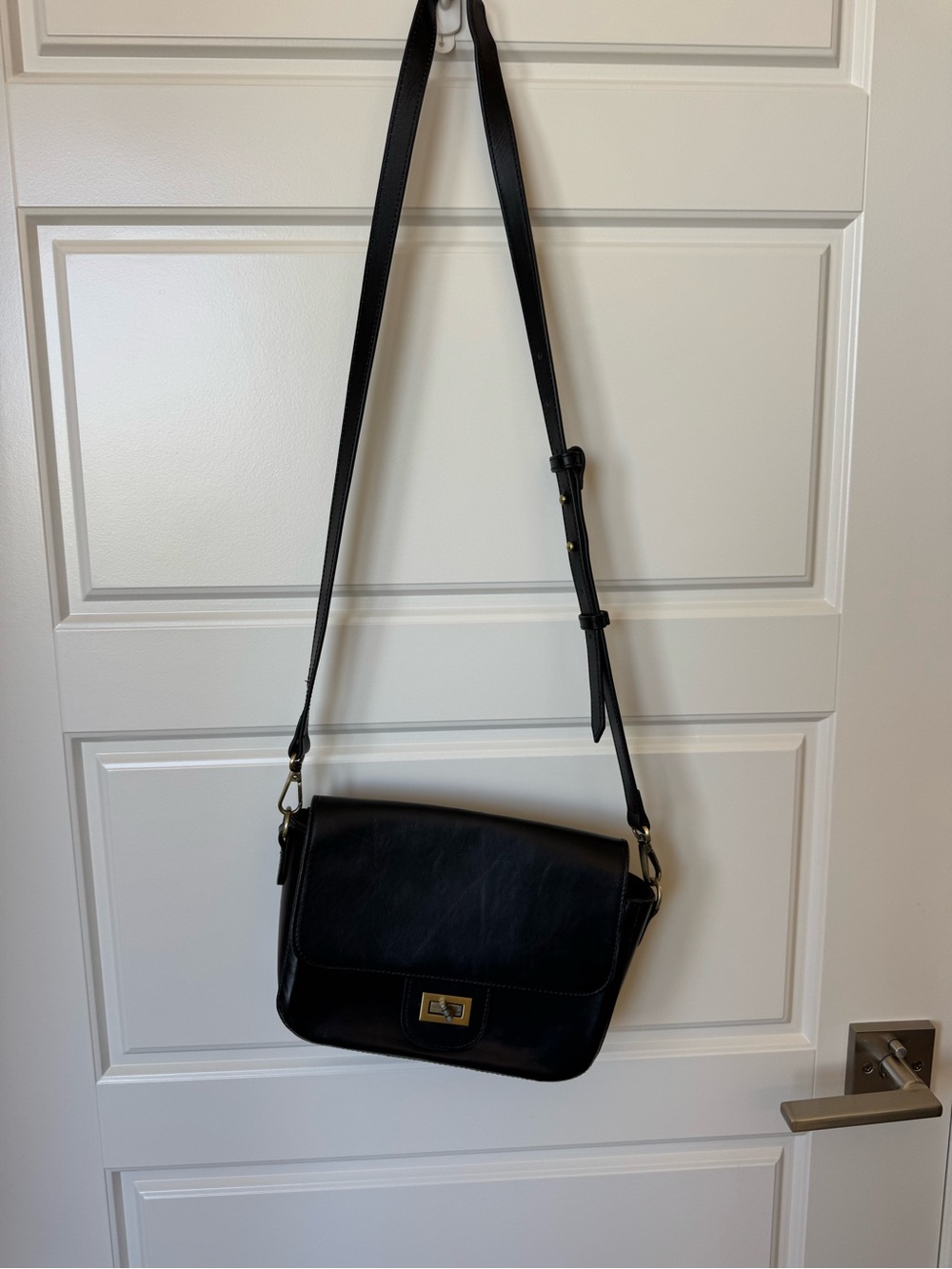 Elegant Black Leather Crossbody Bag with Gold-Tone Turn Lock